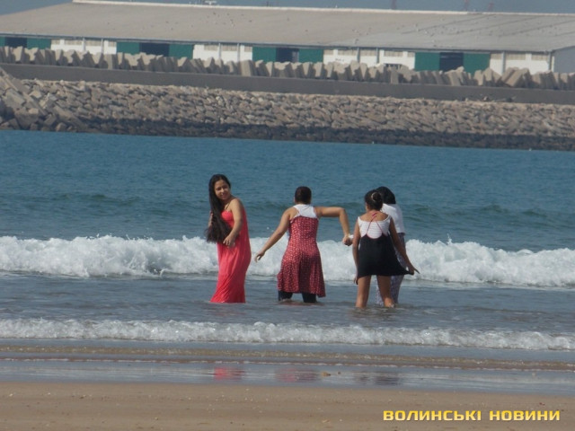 дівчатка ідуть купатися в Агадирі